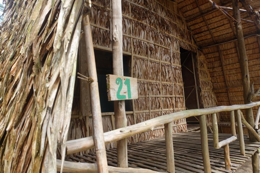 Mr. Chuoi Bar And Hut Hotel Ko Phra Thong Exterior photo